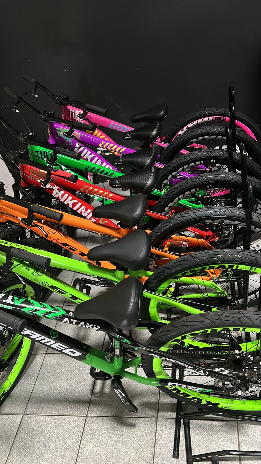 Bicicletas coloridas organizadas na loja M.A Bike