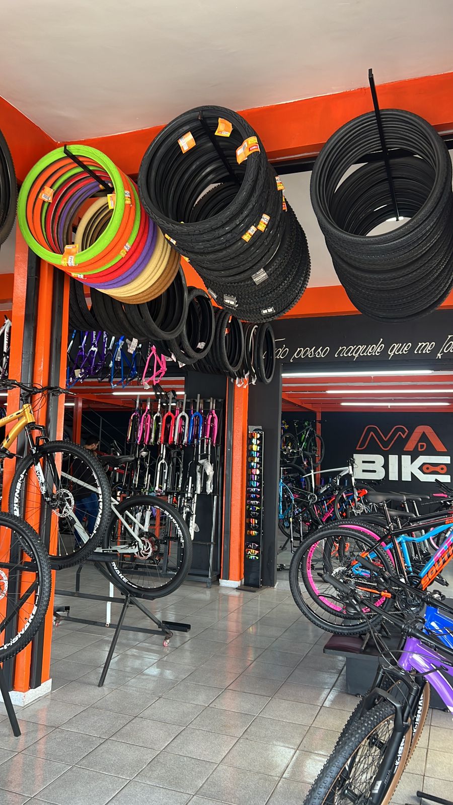 Área interna da M.A Bike com pneus, peças e bicicletas