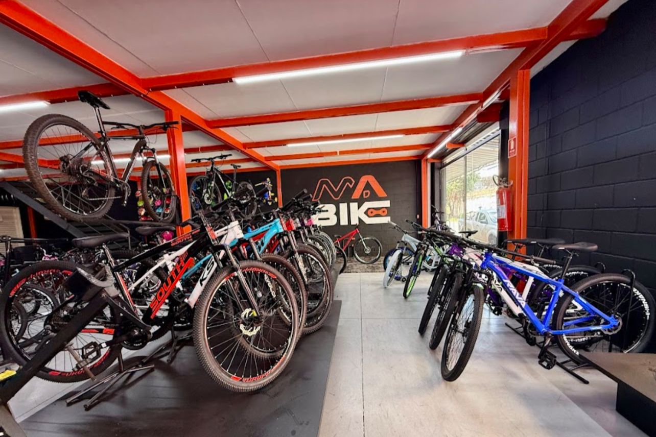Interior da loja M.A Bike com bicicletas em exposição